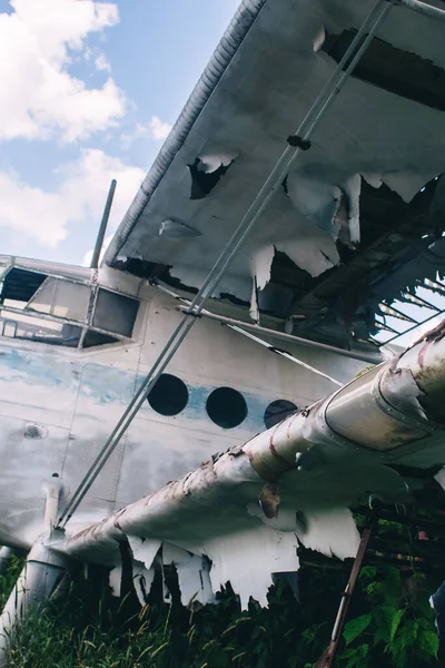 Düşen Bir Uçağın Kanadına Yakın Plan Metal Çerçeve Kısımlar Görülebilir — Stok fotoğraf
