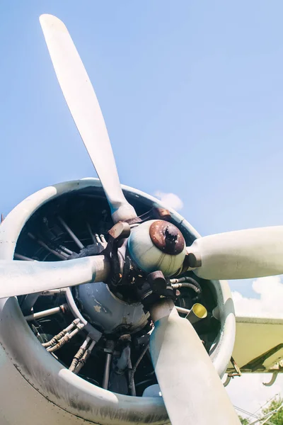 Een Close Van Een Oude Vliegtuigmotor Met Roest Breuk Zichtbare — Stockfoto