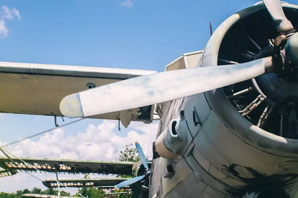 Pas ve bozulmayı gösteren eski bir uçak motorunun yakın çekimi. Görünür radyatör, bıçaklar, iç parçalar ve metal aşınma izleri.