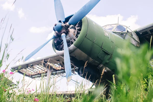 Een Close Van Een Oude Vliegtuigmotor Met Roest Breuk Zichtbare — Stockfoto