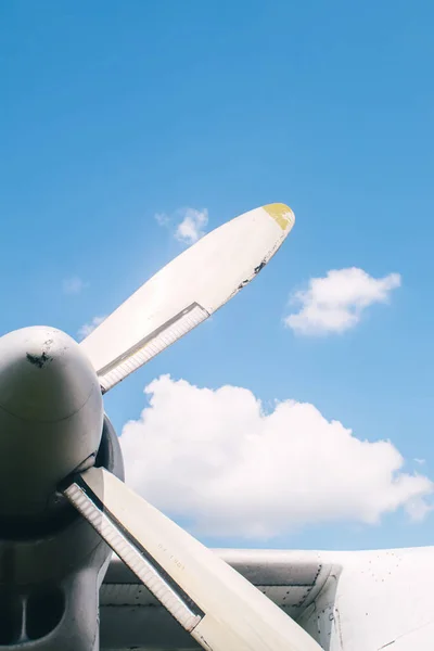 Primer Plano Viejo Motor Avión Que Muestra Óxido Rotura Radiador —  Fotos de Stock