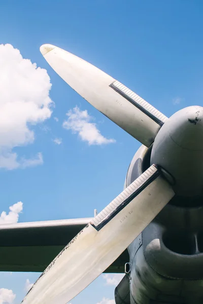 Pas Bozulmayı Gösteren Eski Bir Uçak Motorunun Yakın Çekimi Görünür — Stok fotoğraf