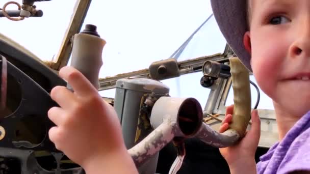 Близько Кабіни Старовинного Літака Рульове Колесо Панель Приладів Важелі Сидіння — стокове відео