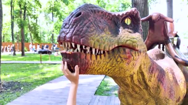 Close Full Length Mini Tyrannosaurus Rex Reconstruction Extinct Species Swing — Stockvideo