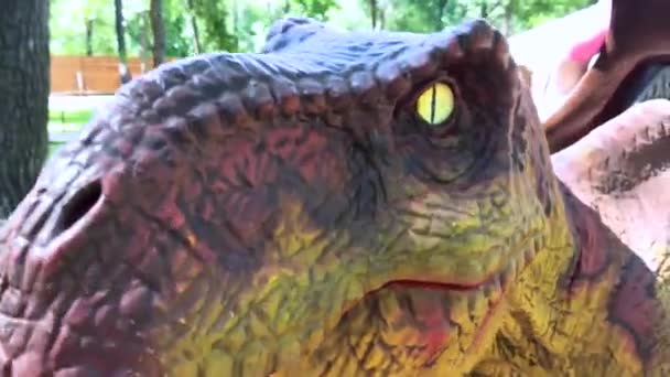 一个全长迷你霸王龙雷克斯的特写 灭绝物种的重建 为孩子们摇摆舞用石头砸死的动物恐龙机器人 动物学和机器人学 — 图库视频影像