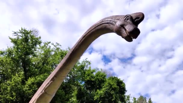 Close Long Necked Dinosaur Stylized Brachiosaurus Made Rubber Paint Metal — Stockvideo