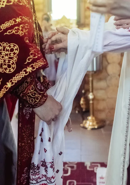 Giovani Vestiti Con Abiti Vintage Sposarsi Chiesa Ricostruzione Delle Dogane — Foto Stock