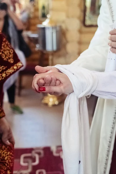 Giovani Vestiti Con Abiti Vintage Sposarsi Chiesa Ricostruzione Delle Dogane — Foto Stock