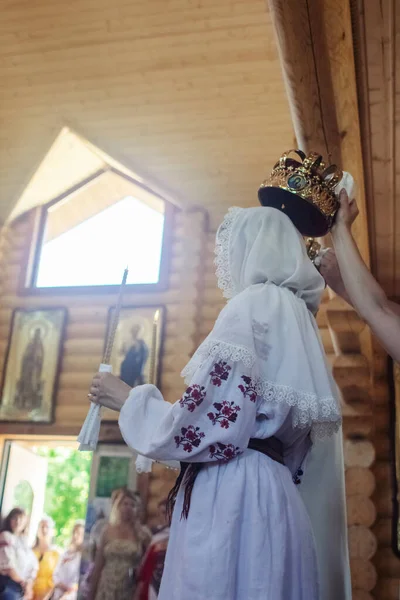 Jovens Vestidos Com Roupas Vintage Para Casar Igreja Reconstrução Costumes — Fotografia de Stock