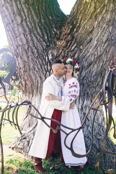 Mladí Lidé Pózují Tradičních Krojích Kozáci Muži Ženy Věncích Vyšívaných — Stock fotografie