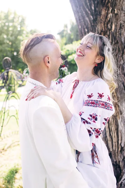 Junge Leute Posieren Traditionellen Trachten Kosaken Mann Und Frau Kränzen — Stockfoto