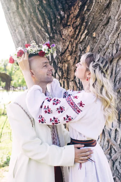 Mladí Lidé Pózují Tradičních Krojích Kozáci Muži Ženy Věncích Vyšívaných — Stock fotografie