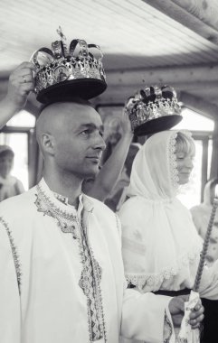 Kilisede evlenmek için eski püskü kıyafetler giyen gençler. Ukrayna 'da Kazak gümrüğünün yeniden inşası. Eski Slav gelenekleri ve geleneksel tarihi kostümler. Tarzlı düğün