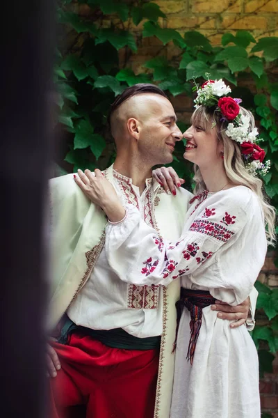 Junge Leute Posieren Traditionellen Trachten Kosaken Mann Und Frau Kränzen — Stockfoto
