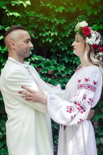 Junge Leute Posieren Traditionellen Trachten Kosaken Mann Und Frau Kränzen — Stockfoto