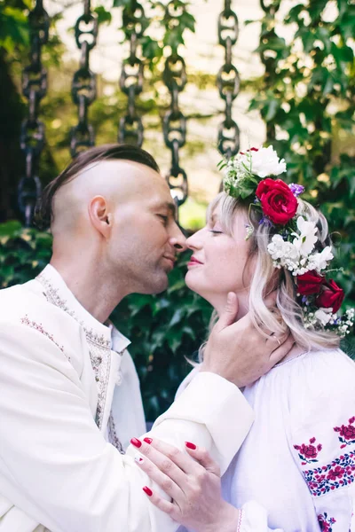 Jovens Estão Posando Trajes Populares Tradicionais Cossacos Homem Mulher Grinaldas — Fotografia de Stock