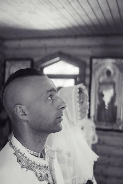 Jovens Vestidos Com Roupas Vintage Para Casar Igreja Reconstrução Costumes — Fotografia de Stock