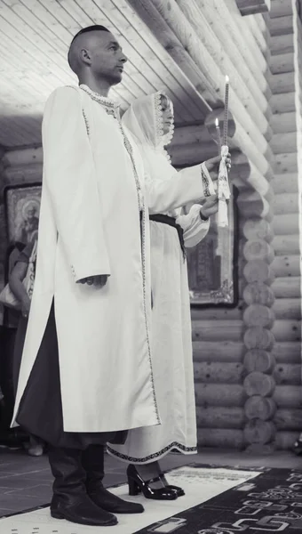 Jovens Vestidos Com Roupas Vintage Para Casar Igreja Reconstrução Costumes — Fotografia de Stock