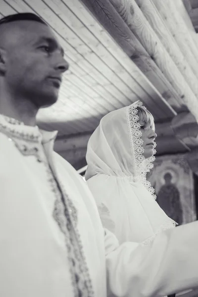 Jóvenes Vestidos Con Trajes Vintage Para Casarse Iglesia Reconstrucción Aduana —  Fotos de Stock