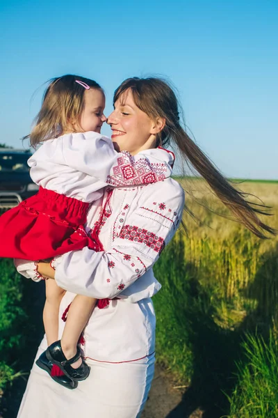 Familj Ett Vallmofält Klädd Slavisk Folkdräkt Mamma Pappa Och Tvillingflickor — Stockfoto