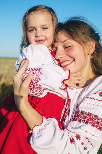 Uma Família Num Campo Papoula Vestida Com Traje Eslavo Nacional — Fotografia de Stock