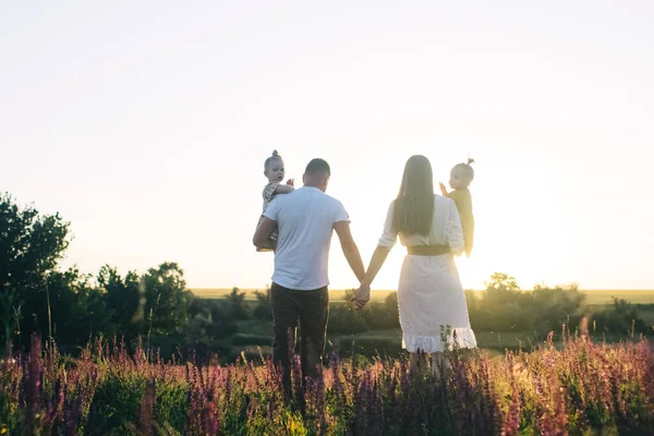 Famille Milieu Champ Lavande Maman Papa Deux Filles Ont Pique — Photo