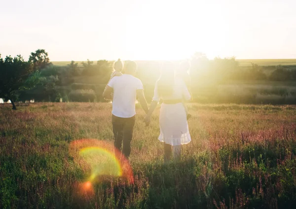 Familjen Mitt Ett Lavendelfält Mamma Pappa Och Två Döttrar Hade — Stockfoto