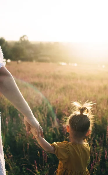 Maman Fille Sur Terrain Éblouissement Les Rayons Soleil Brillent Dans — Photo