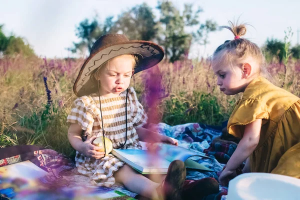 Petites Sœurs Sur Terrain Lors Pique Nique Les Filles Assoient — Photo