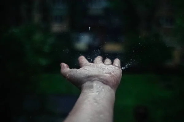 Regn Plats Närbild Ögonblicket Ström Regn Rinner Din Hand Små — Stockfoto