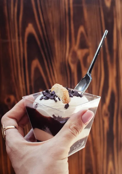 多色层状冰淇淋的特写 有创意的食物素食甜食 在餐馆或咖啡店的杯子里放些甜点 巧克力和水果在一道精美的菜中 — 图库照片