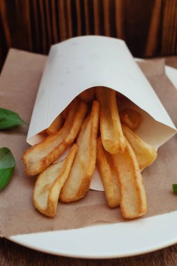 En iyi patates kızartması manzarası. Kızarmış sos. Fast food konsepti, hazır yemek ve yemek için restoranlar. Patates ve ketçap. Dikey fotoğraf.