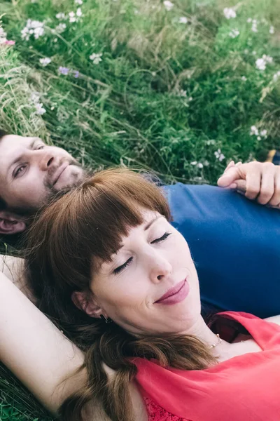 Couple Makes Selfie While Lying Grass Flowers Rest Lovers Flower — Φωτογραφία Αρχείου