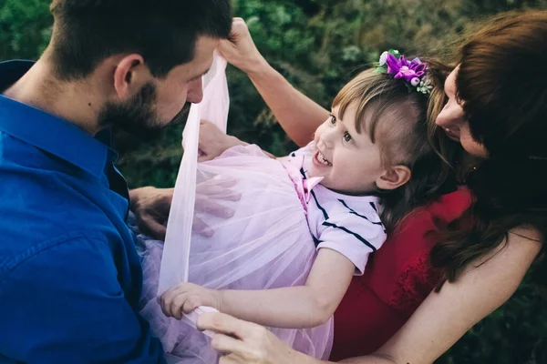 Heureuse Famille Trois Personnes Qui Amusent Amusent Sur Terrain Papa — Photo