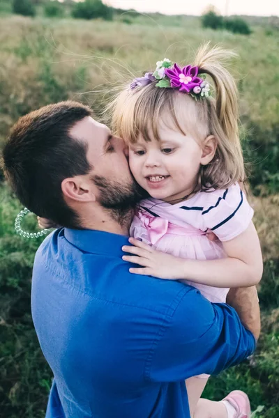 Papa Fille Jouent Ensemble Sur Champ Fleurs Père Heureux Attentionné — Photo