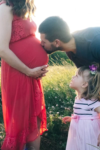 가족은 아이를 했습니다 오빠를 기다리고 친척들은 맞추고 임신부의 두드린다 — 스톡 사진