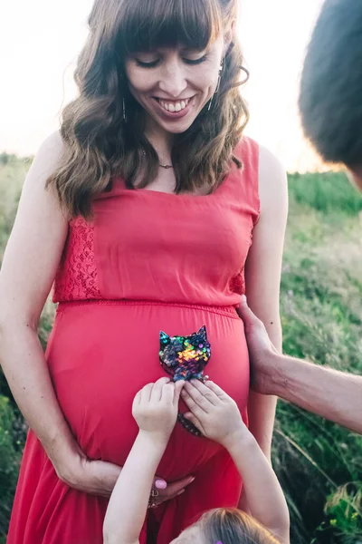 Vater Und Tochter Blicken Auf Einen Schwangeren Bauch Die Familie — Stockfoto