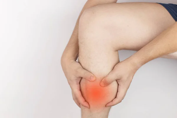 Uomo Sperimenta Dolore Acuto Nel Muscolo Del Polpaccio Dopo Allenamento — Foto Stock