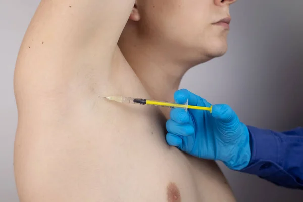 Homme Recevant Une Injection Botox Dans Aisselle Comme Traitement Hyperhidrose — Photo