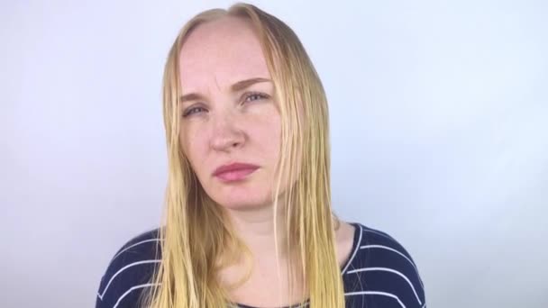 Dívka Dívá Před Zrcadlo Své Mastné Vlasy Problémová Pokožka Hlavy — Stock video