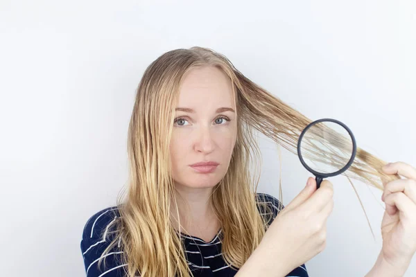 Menina Olha Frente Lupa Para Cabelo Oleoso Cabeludo Problemático Aumento — Fotografia de Stock