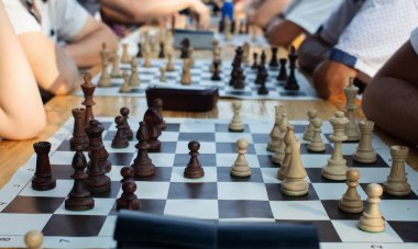 Büyük bir satranç turnuvası düzenleyen insanların yakın çekimleri. Kalabalığı kumarla eğlendirmek. Bayram ya da karnavalda entellektüel eğlence. Yüzü olmayan fotoğraf