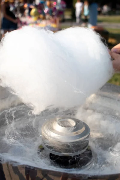 Großaufnahme Der Hände Eines Mannes Der Zuckerwatte Herstellt Holzstäbchen Wickeln — Stockfoto