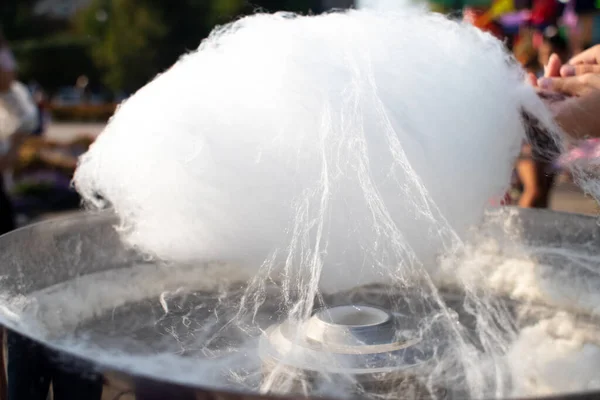 Großaufnahme Der Hände Eines Mannes Der Zuckerwatte Herstellt Holzstäbchen Wickeln — Stockfoto