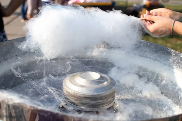 Großaufnahme Der Hände Eines Mannes Der Zuckerwatte Herstellt Holzstäbchen Wickeln — Stockfoto