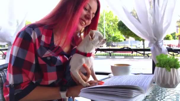 Das Mädchen Liest Einem Café Ein Buch Neben Ihr Steht — Stockvideo