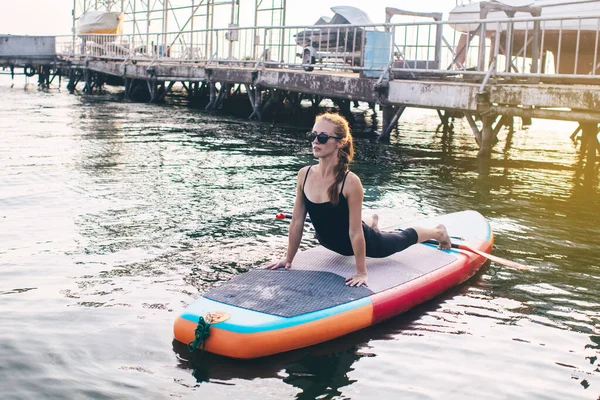 Primer Plano Una Chica Haciendo Yoga Subtabla Meditación Psicológica Relajación — Foto de Stock