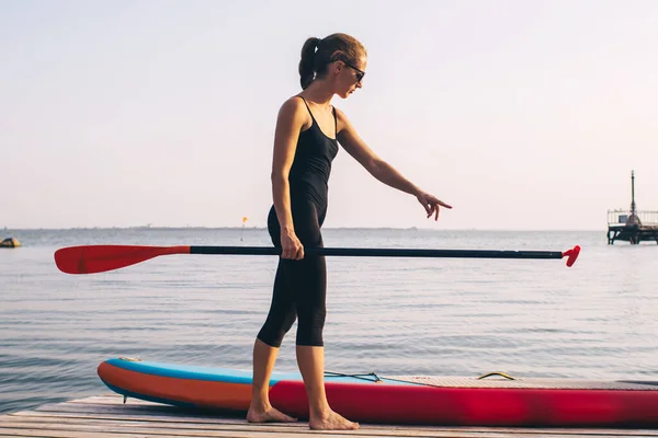 Primer Plano Una Chica Flotando Una Tabla Sup Concepto Deportes — Foto de Stock