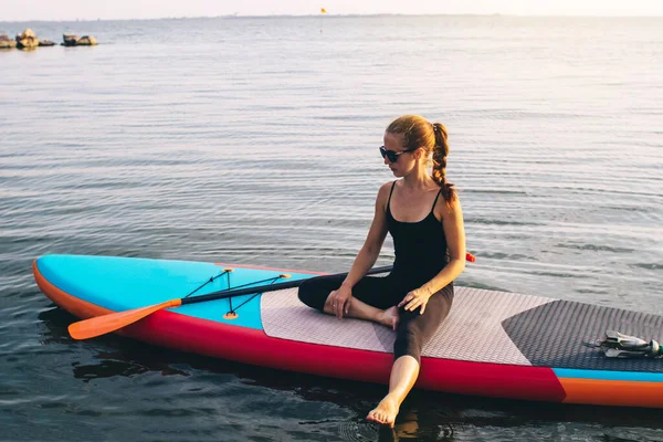 Close Girl Floating Sup Board Concept Water Sports Relaxation Self — Stock Photo, Image