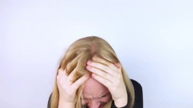 Kadın panik atak geçiriyor. Korku, korku, paranoya ve zulüm çılgınlığı kavramı. Gölge siluetleri adamın etrafını sardı. Sinir krizi ve sinir bozuklukları.